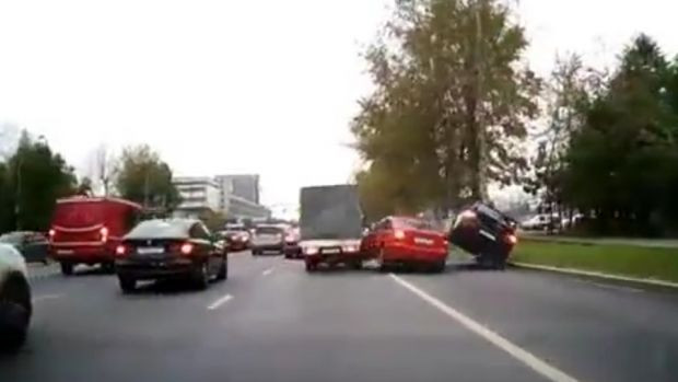 Να γιατί δεν πρέπει να αλλάζουμε βιαστικά λωρίδες όταν οδηγούμε! (βίντεο)
